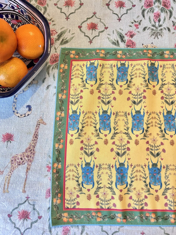 Set de table - Tissu anti-taches - Motifs scarabées et fleurs - Fond jaune