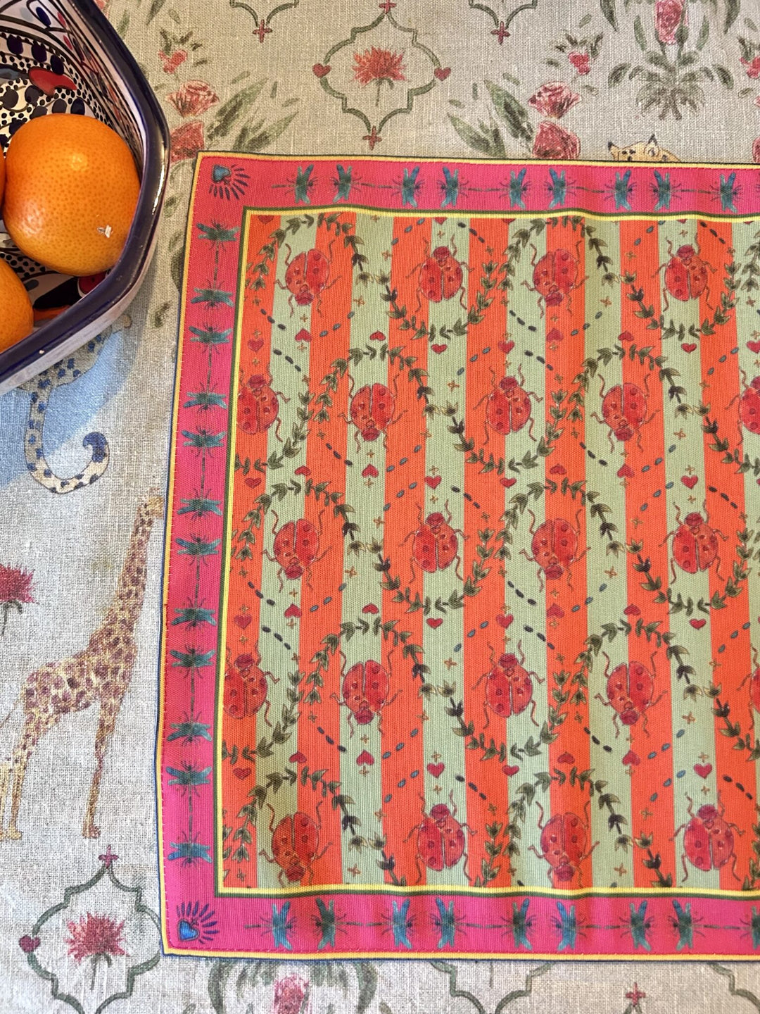 Set de table - Tissu anti-taches - Motifs coccinelles - Fond rayé orange et vert