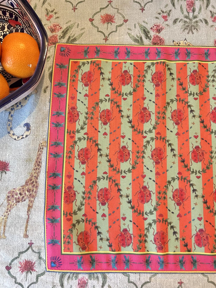 Set de table - Tissu anti-taches - Motifs coccinelles - Fond rayé orange et vert