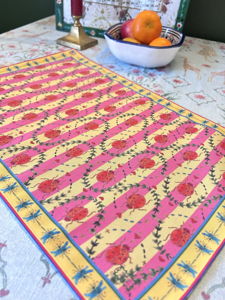 Set de table - Tissu anti-taches - Motifs coccinelles - Fond rayé rose et jaune