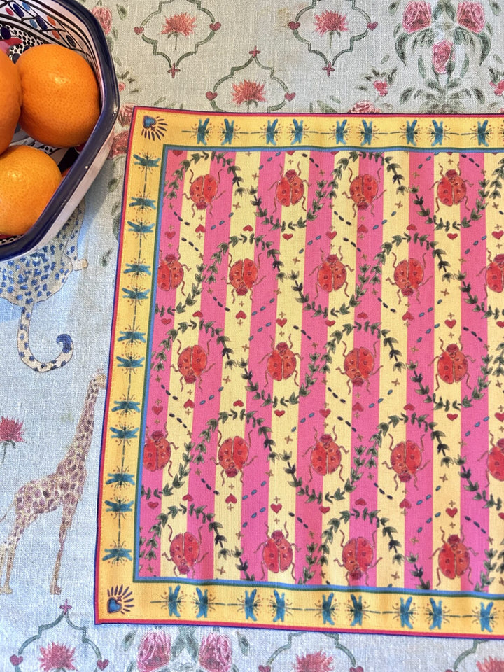 Set de table - Tissu anti-taches - Motifs coccinelles - Fond rayé rose et jaune