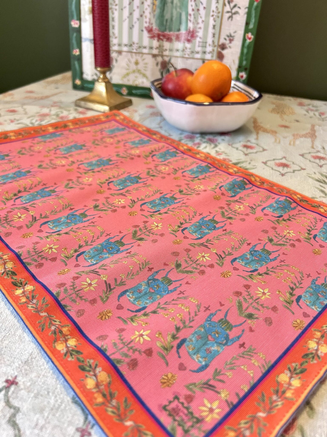 Set de table - Tissu anti-taches - Motifs scarabées et fleurs - Fond rose