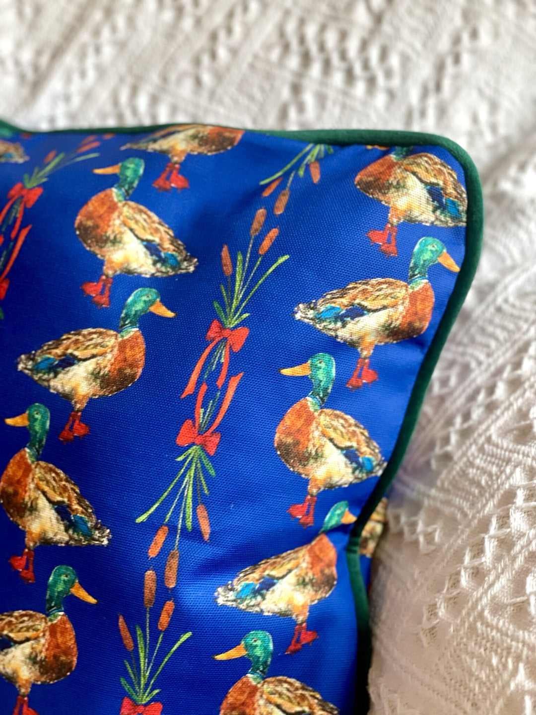 Housse de coussin mat - canards - fond bleu nuit