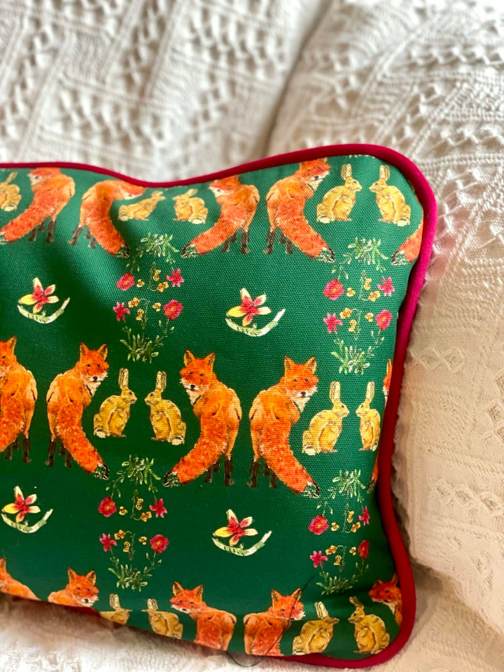 Housse de coussin mat - renards et lièvres - fond vert anglais