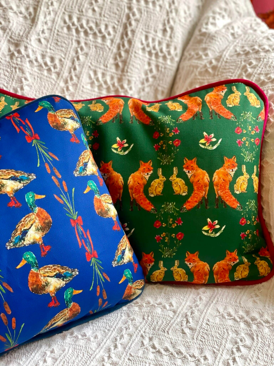 Housse de coussin mat - renards et lièvres - fond vert anglais