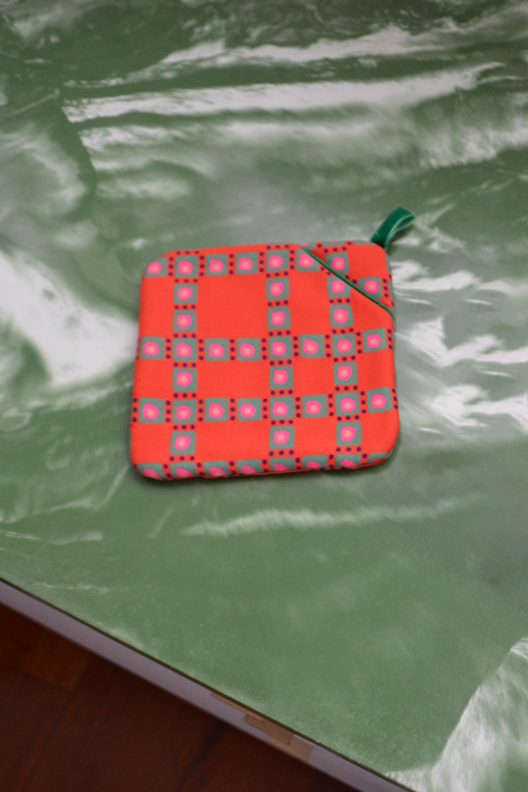 Vintage gingham oven mitt
