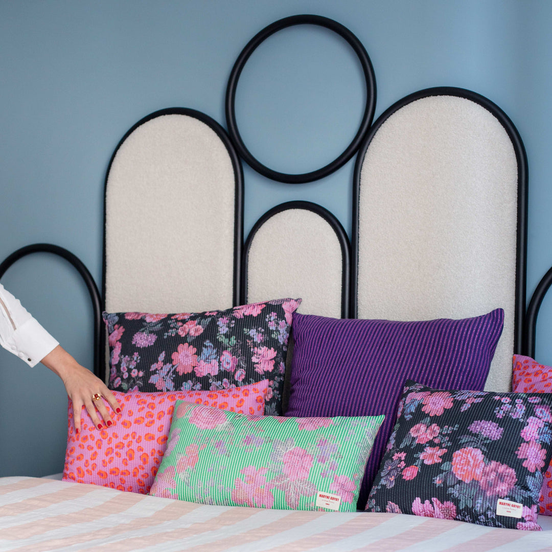 Coussin noir aux fleurs rose - ALMA Coussin Maryne Guyot créations