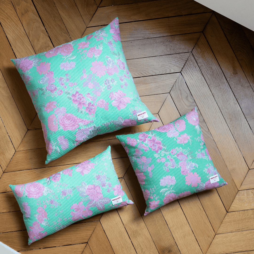 Coussin motifs fleurs moldaves vert et rose - GISÈLE