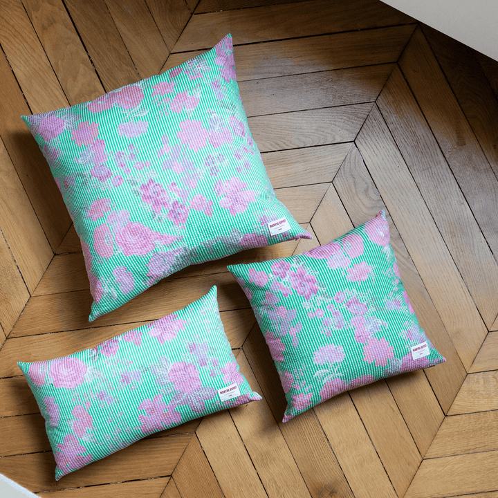 Coussin motifs fleurs moldaves vert et rose - GISÈLE