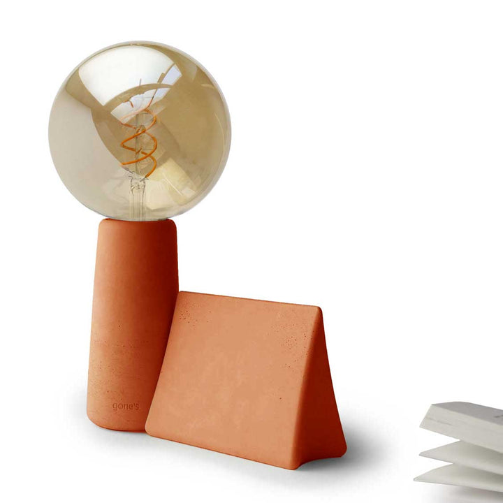 Lampe à poser en béton terracotta - Phare Lampes Gone's