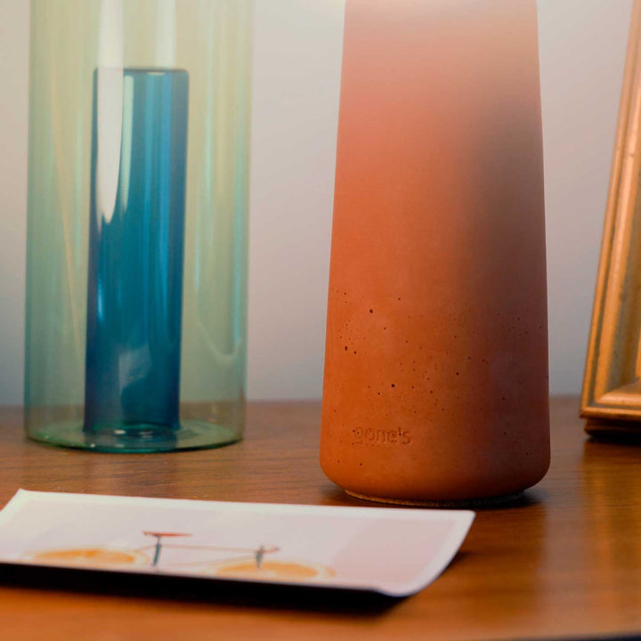 Lampe à poser en béton terracotta - Phare Lampes Gone's