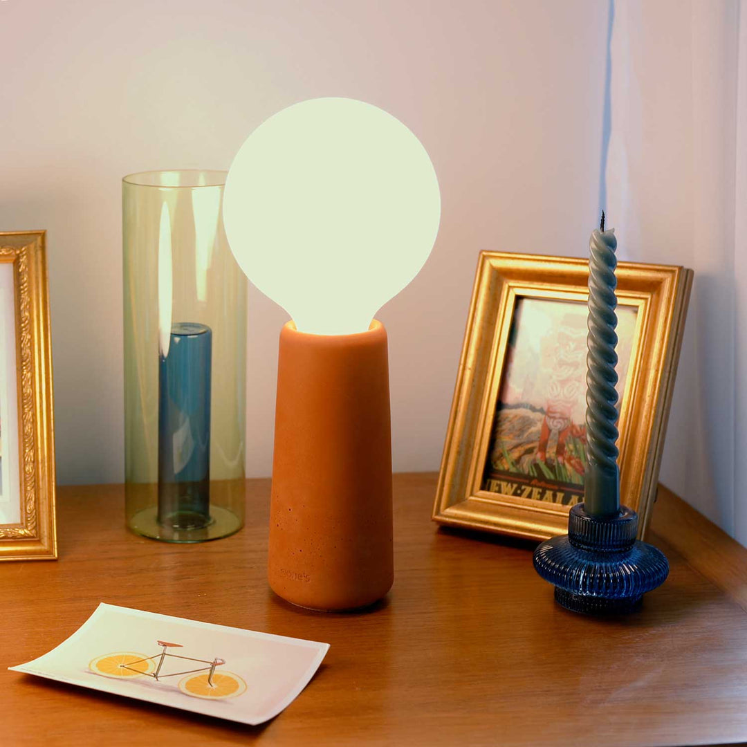 Lampe à poser en béton terracotta - Phare Lampes Gone's